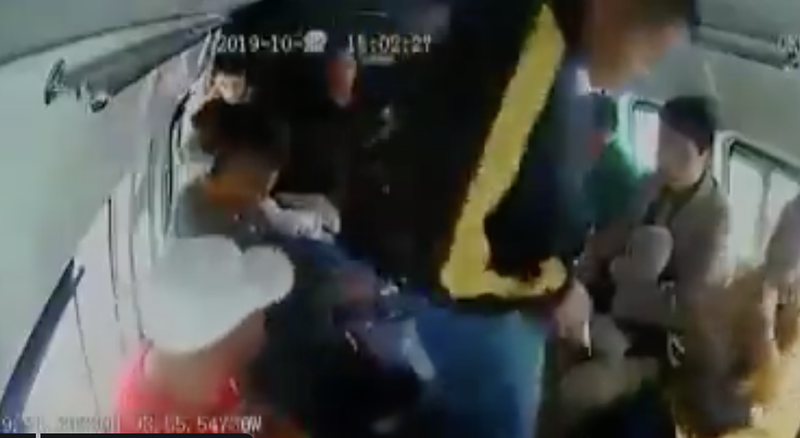 “¡Dame el celular en corto, la cartera... no vengo jugando eh!”, en 30 segundos asalta combi.