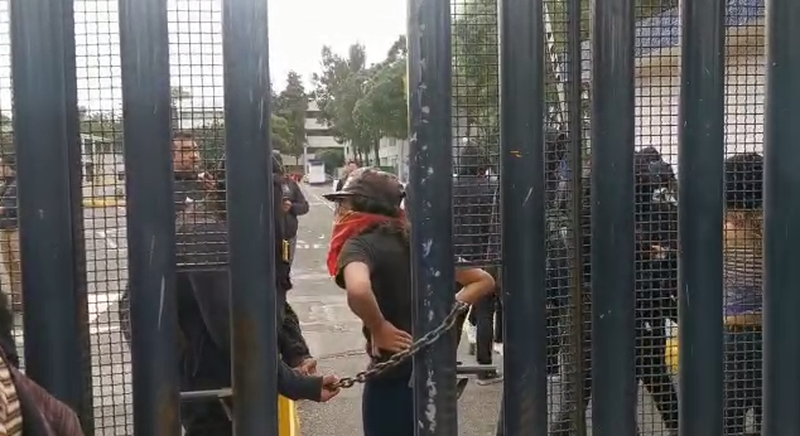 Mujeres encapuchadas que denuncian acoso sexual, cierran prepa 3.