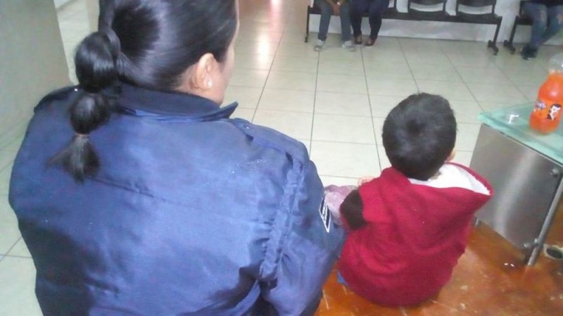 Pequeñito de 5 años es abandonado en la calle por su propia madre. 