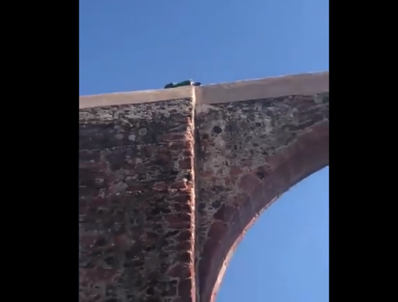 Joven se arroja desde Los Arcos de Querétaro antes de que lo pudieran ayudar (Video)