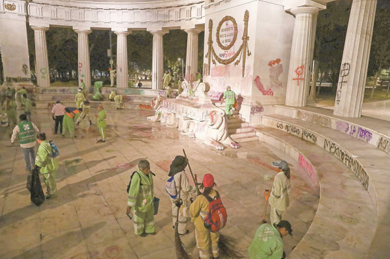 Servicios Urbanos inician labores de limpieza en monumentos dañados por marcha feminista. 