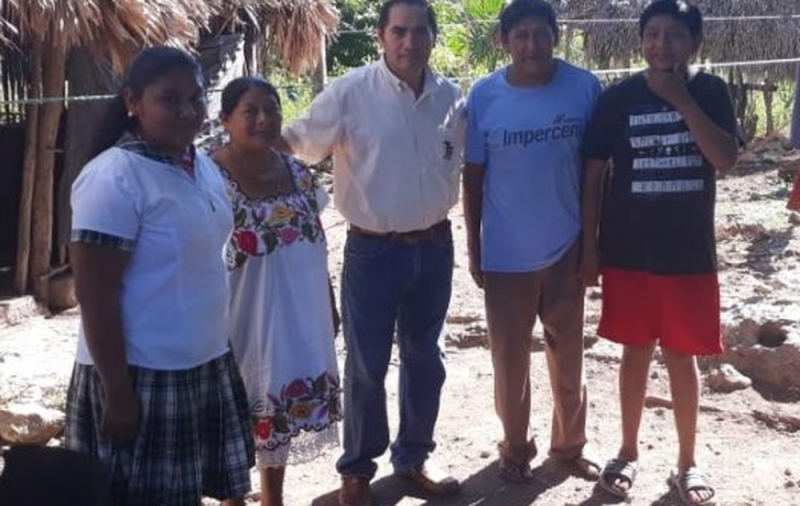 Maestro hace lo imposible y organiza la fiesta de 15 años a alumna en extrema pobreza