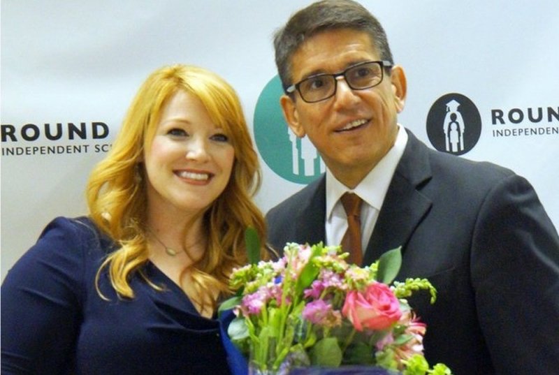 Acusan a “Maestra del año” por tener intimidad con alumnos de secundaria en el salón de clases