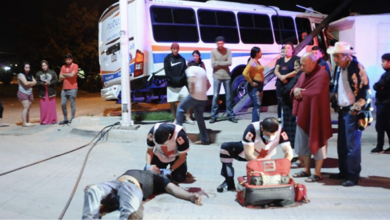 Camionero entra en coma después de golpiza que le dieron vecinos por chocar contra una casa