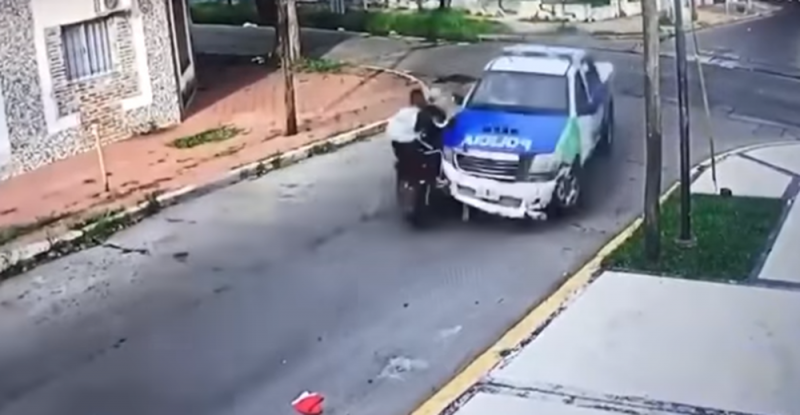 Ladrones roban una motocicleta y al huir se estrellan con una patrulla; salen volando