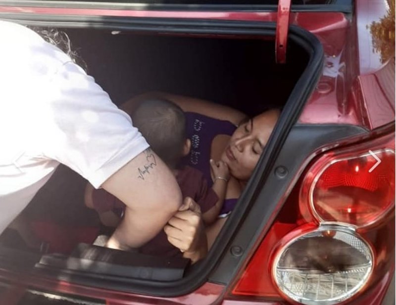 Chofer de Uber descubre a su esposa celosa en la cajuela; iba espiándolo