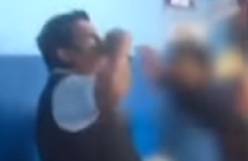  Captan a profesor tomando alcohol con sus alumnos en el salón de clases