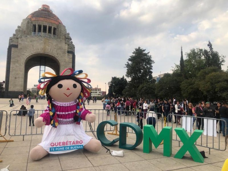 Turistas hacen largas filas para tomarse la foto con la muñeca “Lele”