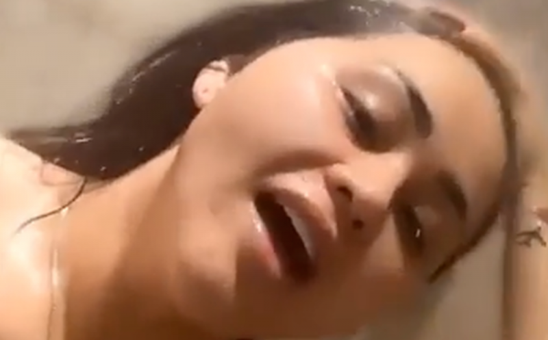 Gomita enciende las redes con sensual video en la ducha
