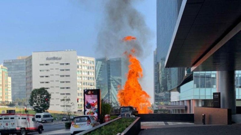 #ÚltimoMinuto Reportan incendio en Park Santa Fe; autoridades desalojan el edificio