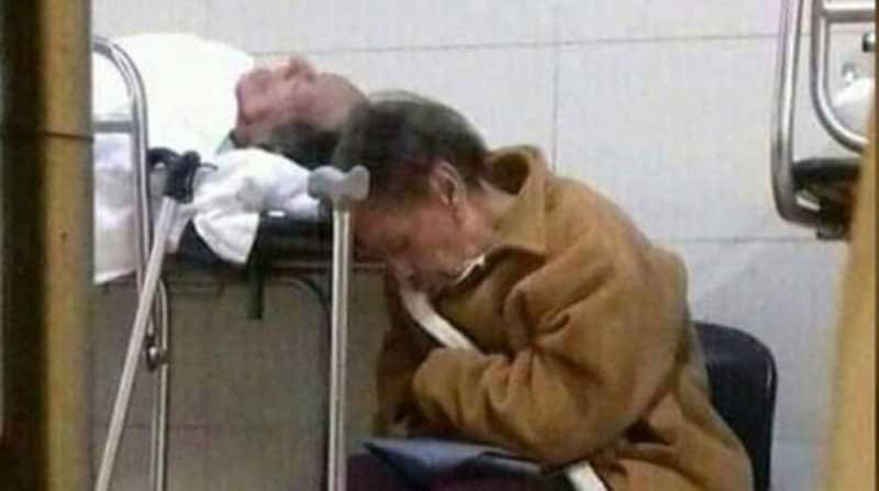 “No te voy a dejar solo”, las emotivas palabras de una abuelita a su esposo en el IMSS