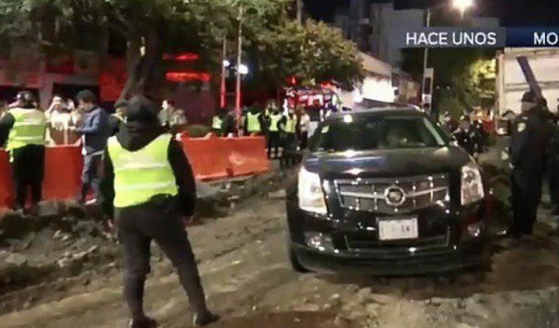 Mujer introduce camioneta de lujo en las obras de la línea 3 del Metrobús 