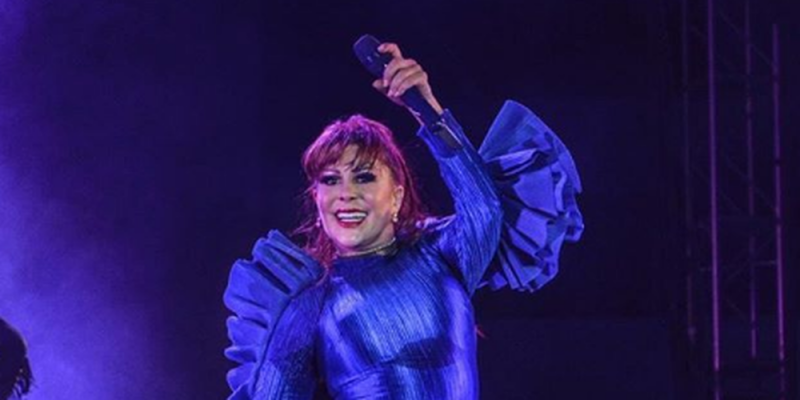 Alejandra Guzmán reaparece en redes con emotiva foto tras cirugía de emergencia
