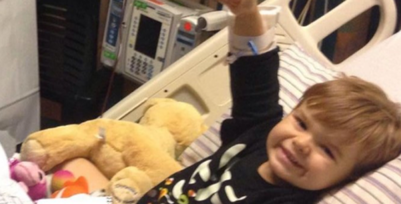 Pequeño de 6 años vence al cáncer y sus compañeros de clase lo ovacionan