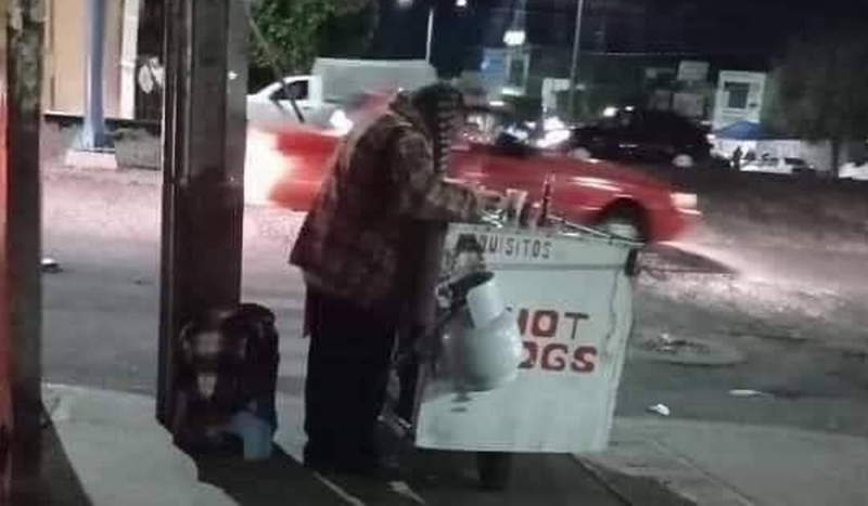 Abuelito no vendia HotDogs y lo apoyan en redes; ahora no se da abasto