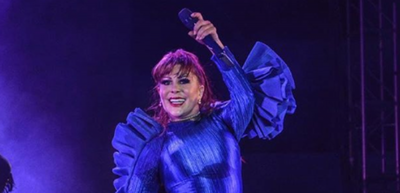 Alejandra Guzmán arma escándalo con la prensa en el AICM (VIDEO)