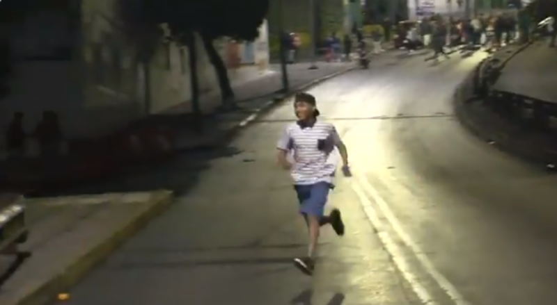 Sujeto aprovecha discusión vecinal para robarle el celular a motociclista