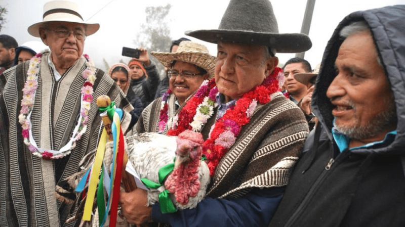 Pobladores de Oaxaca reciben a AMLO con chocolate, totopos, jorongos y hasta un guajolote