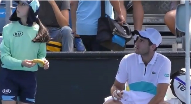 Tenista pide a recogepelotas que le “pele un plátano”; juez lo regaña