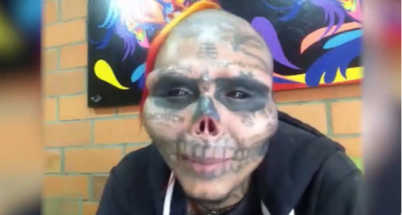 Se tatuó los ojos y se cortó la nariz para parecer calaca, ahora se mutilará los dedos