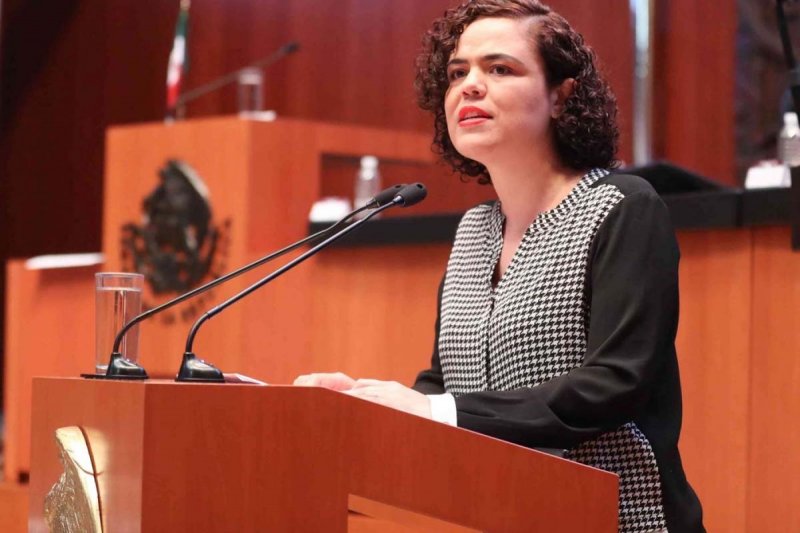 Sobrina de Calderón culpa a AMLO del aumento de los cigarros; dice que son parte de canasta básica