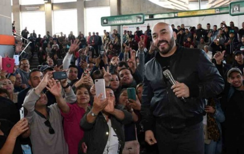 Lupillo Rivera se avienta palomazo en el metro de la CDMX