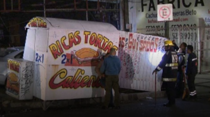 Mujer en estado de ebriedad se lleva puestos de tacos y tortas en Cuauhtémoc