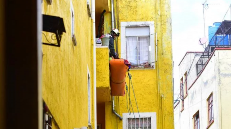 Paramédicos bajan en camilla a mujer de 230 kilos desde el tercer piso en la CDMX