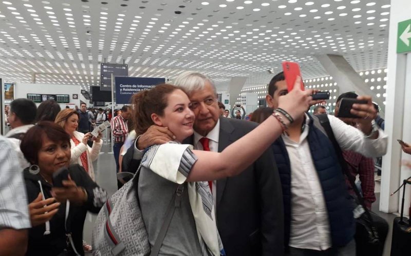 Viajar en vuelos comerciales rinde frutos en 13 meses de administración de AMLO