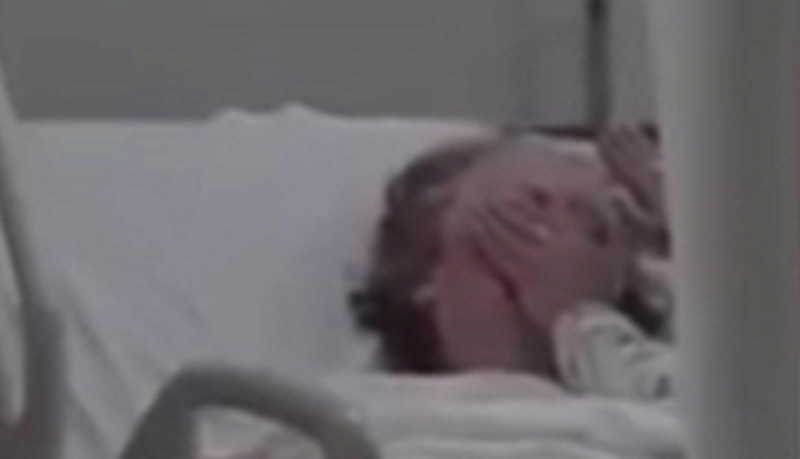 Graban a mujer que intentaba asfixiar a ¡su propia madre! Porque no la quería cuidar