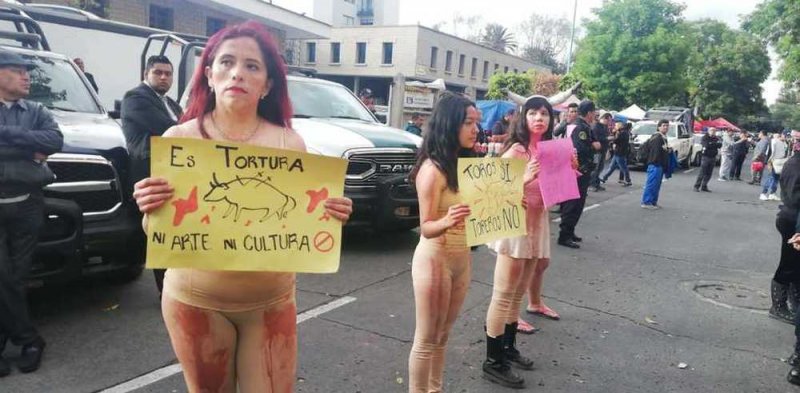Con poca ropa y ensangrentadas, protestan afuera de plaza de toros contra tauromaquia