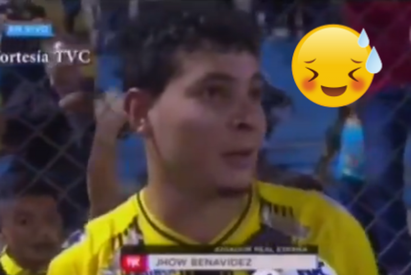 Futbolista anota gol y lo dedica a su esposa, a su suegra y a su novia