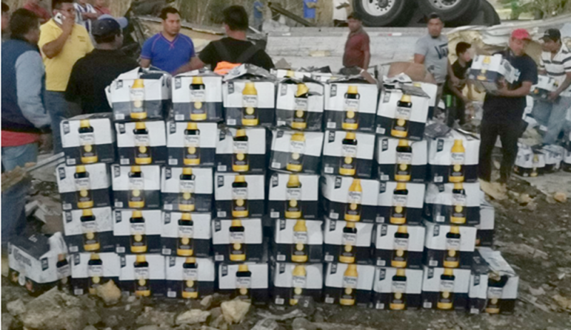 Vuelca trailer de cerveza y en esta ocasión no hubo rapiña. 