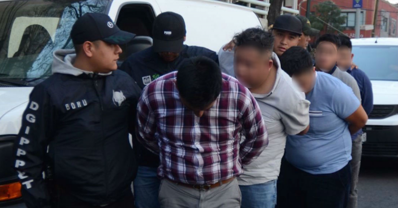 Capturan a banda que asaltaba a turistas en el aeropuerto de la CDMX