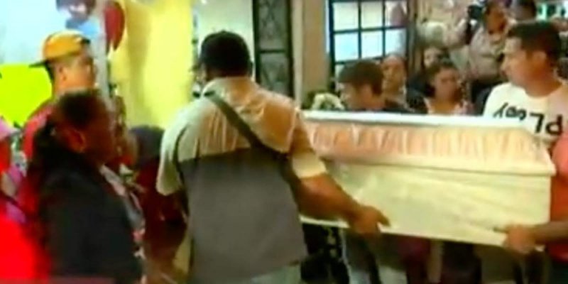 #ÚltimaHora Cuerpo de Fátima llega a su casa para ser velada por familiares y amigos