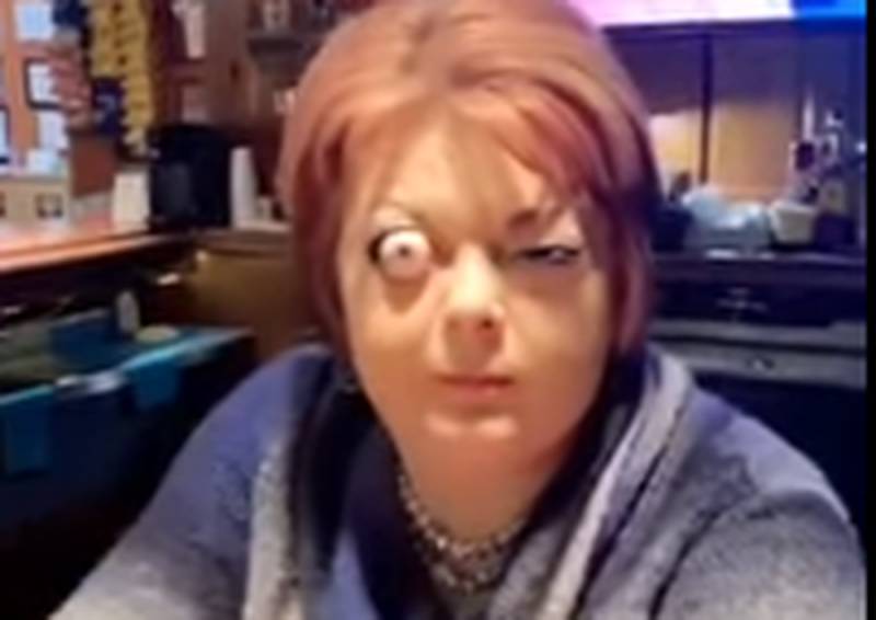Mamá bromea con su hija sacándose un ojo y se vuelve viral