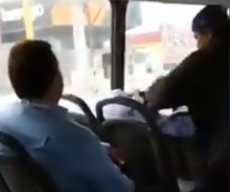 Por acosar a una joven, bajan a punta de golpes a un sujeto de transporte público 