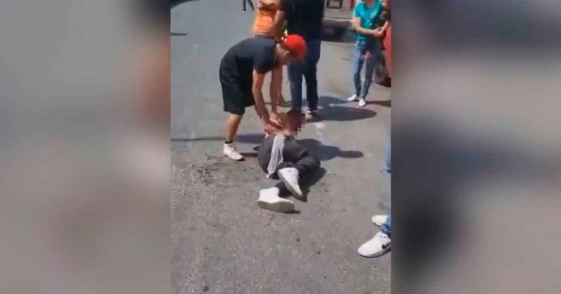 Sujetos golpean brutalmente y desnudan a 