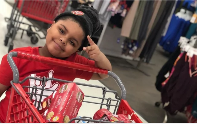 Pequeño de 7 años gasta todos sus ahorros en despensa para ayudar a abuelitos 
