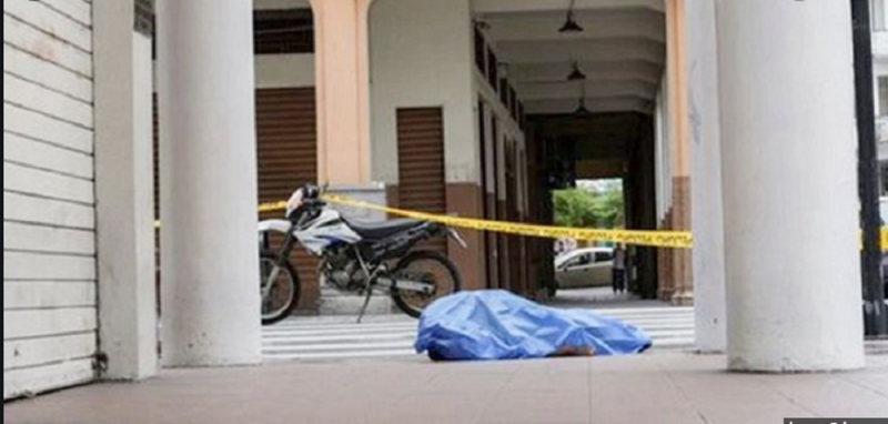 Ecuatorianos queman en la calle cuerpos de fallecidos por Covid19