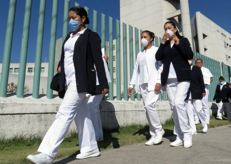 Senadores proponen bono económico para médicos y enfermeras que atienden coronavirus