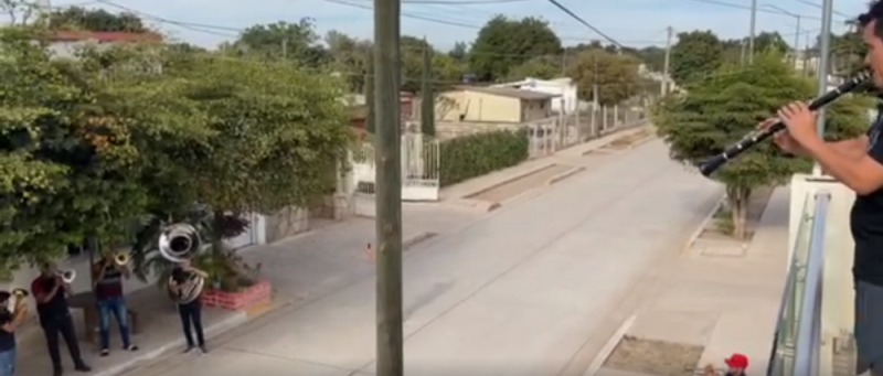 De lejitos y desde sus balcones. Así ensayan las bandas en Sinaloa durante cuarentena