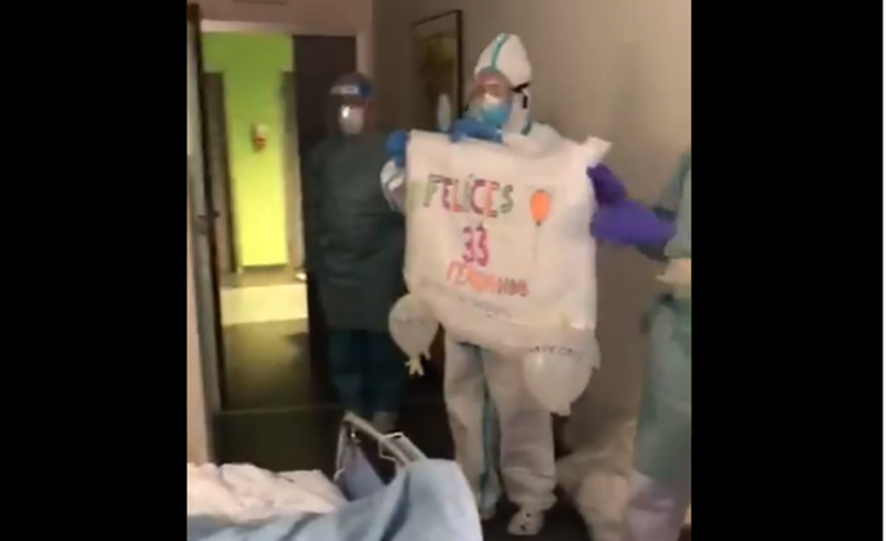 Médicos celebran cumpleaños de paciente con pastel y toda la cosa