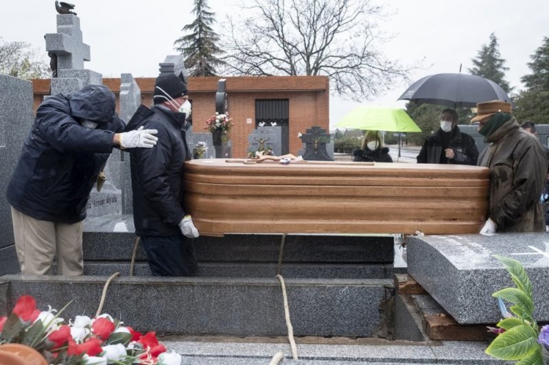 Joven sufre paro cardíaco fulminante en pleno funeral de su madre que había muerto por COVID19-19