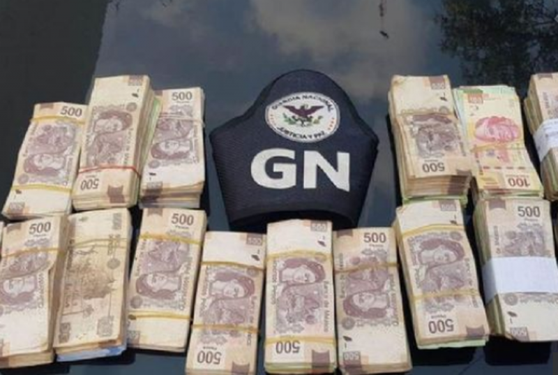 Detienen a sujeto por no usar el cinturón de seguridad y en la revisión le encuentran más de 800 mil