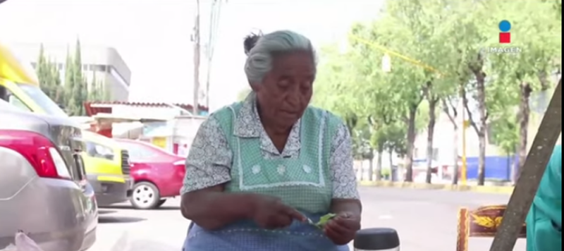 Abuelita de 78 años rompe la cuarentena y sale a vender sus aguacates “nosotros vamos al día”