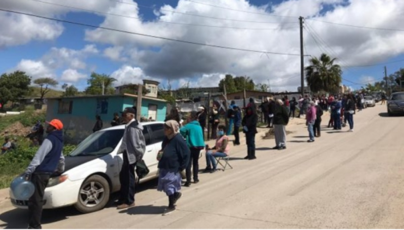 Alcalde de Ensenada reparte despensas por Coronavirus ¡en evento masivo!