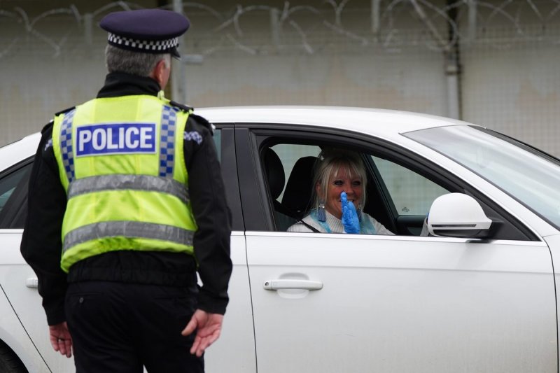 Recibe mujer 6 meses en prisión por escupir a trabajador de salud; dijo tener coronavirus