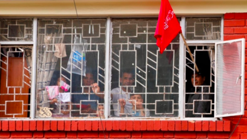Si ves una bandera roja en la ventana de tu vecino ¡Necesita ayuda!