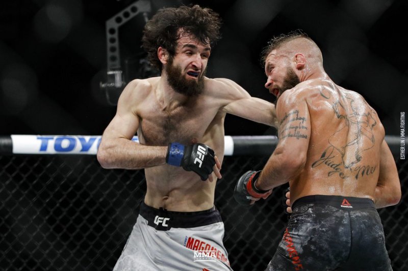 PELEADOR de UFC no baja la guardia y sigue ENTRENANDO con ¡una CABRA! (VIDEO)